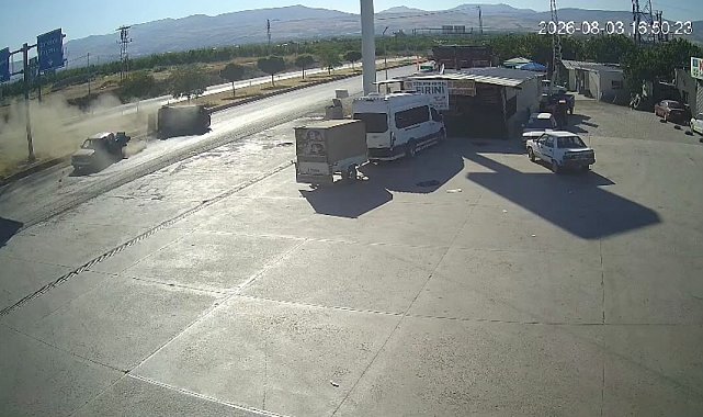 Pikap ile çarpışan otomobil devrildi, 3 kişi yaralandı: Kaza anı kamerada