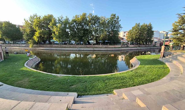 Porsuk Çayı kenarındaki adamı "Sizlere gelsin" diyerek suya itti