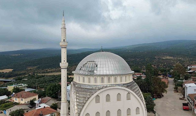 Poyraz, caminin kubbesini uçurdu