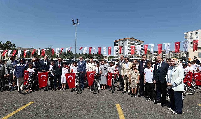 "Camini Bul Takımını Kur" futbol turnuvasına katılan öğrencilere bisiklet hediye edildi