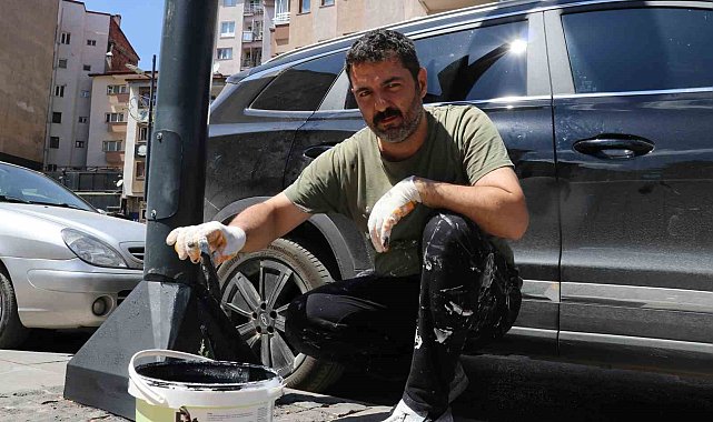 "Herşey belediyeden beklenmez" dedi, paslı ve bakımsız aydınlatma direklerini kendi imkanları ile boyadı