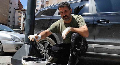 "Herşey belediyeden beklenmez" dedi, paslı ve bakımsız aydınlatma direklerini kendi imkanları ile boyadı