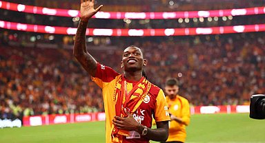 Rafael Leao, Galatasaray-Göztepe karşılaşmasının ardından sahaya inerek taraftarları selamladı