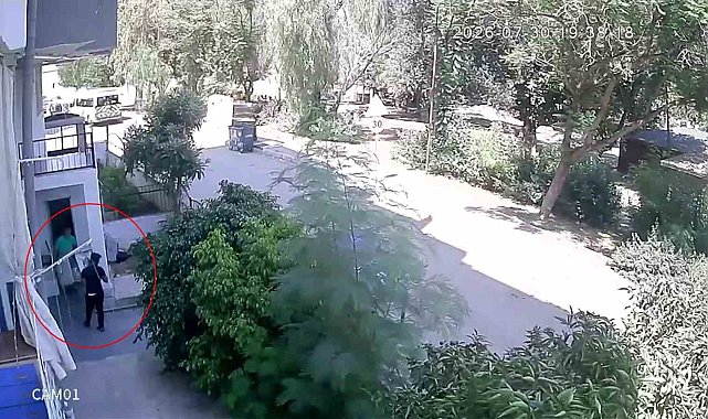 Rahat tavırlarıyla önce evi kontrol etti, sonra endüstriyel buzdolabını çaldı