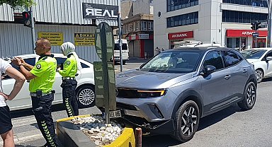 Refüje çarpan otomobilin sürücüsü yaralandı