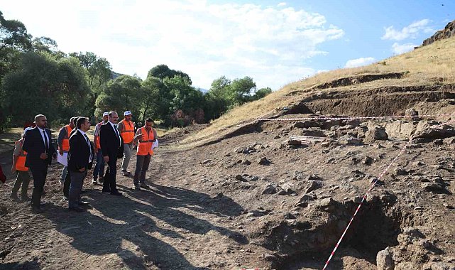 Rektör Hacımüftüoğlu, Parmaksız Kale höyük kazı alanında incelemelerde bulundu