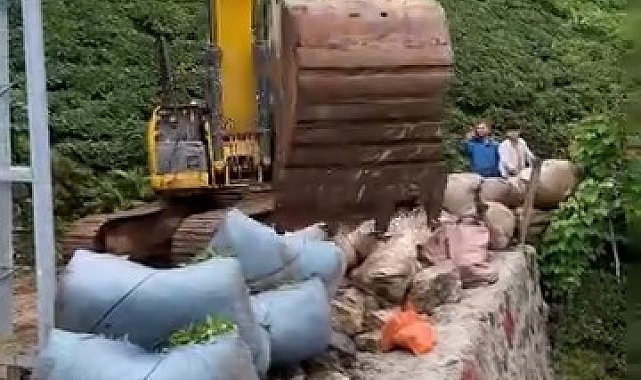 Rize'de iş makinesiyle 'çay taşıma operasyonu'
