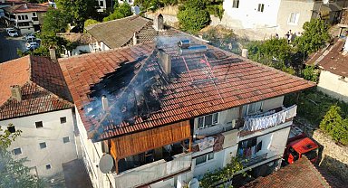 Safranbolu'da 3 katlı evin çatısında çıkan yangın söndürüldü