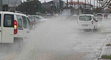 Sağanak sonrası toprak kayması: Erzincan-Sivas yolu kapandı