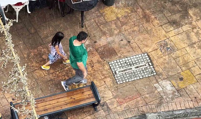 Sağanak yağmurda kimi sığındı kimi yağmurun tadını çıkardı