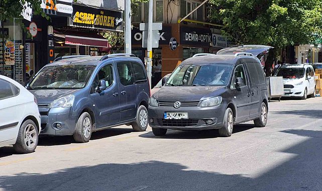 Şair Fuzuli Caddesi çift sıra parktan kurtulamıyor