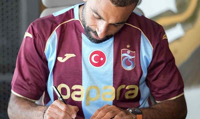 Salah Trabzonspor'a imzayı attı, ayağının tozuyla Trabzonspor reklam filmi çekimine katıldı