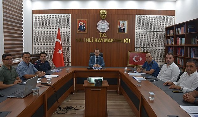 Salihli'de metruk binalar yıkılıyor, hurda araçlar kaldırılıyor