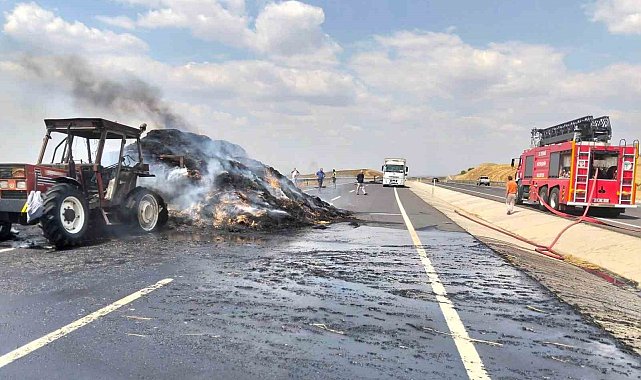 Saman balyası yüklü römork alev alev yandı, traktör kullanılamaz hale geldi