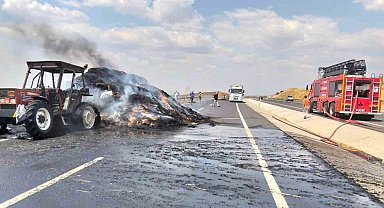 Saman balyası yüklü römork alev alev yandı, traktör kullanılamaz hale geldi