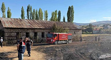 Saman yüklü kamyonda yangın çıktı