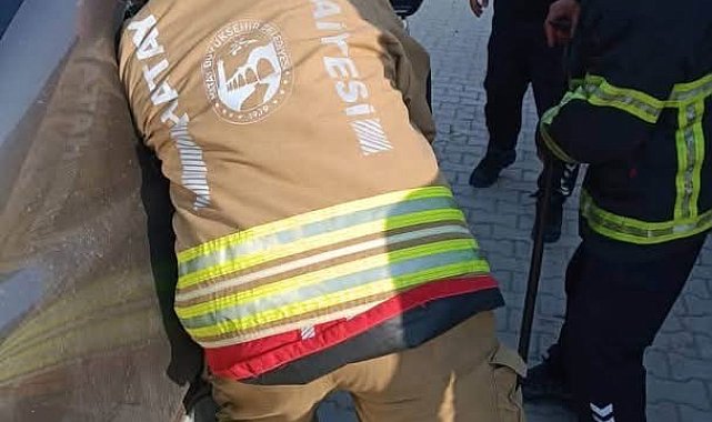 Samandağ'da araçta kilitli kalan çocuk kurtarıldı
