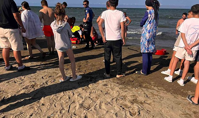 Samsun'da denize giren anne ve 2 kızı boğulma tehlikesi geçirdi