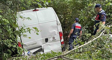 Samsun'da minibüs şarampole yuvarlandı: 2 yaralı