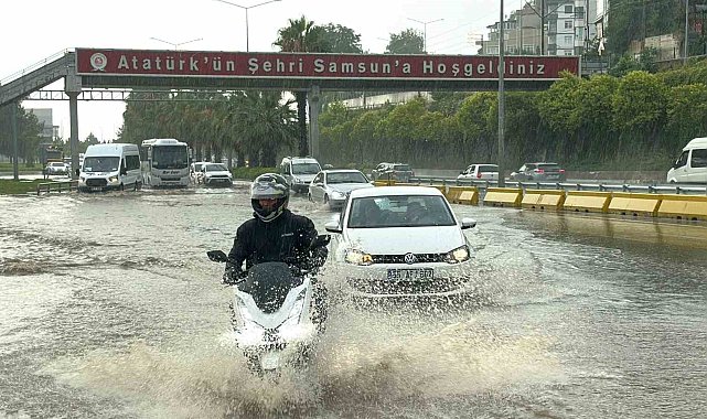 Samsun'da sağanak: Yollar göle döndü