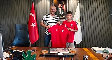 Samsunspor'un genç oyuncusu Kuzey'den Başkan Zencirci'ye forma jesti