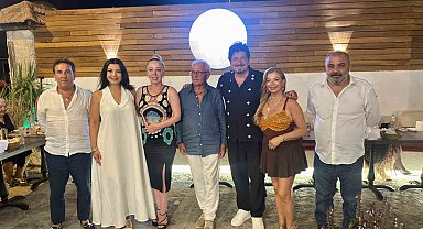 Sanatçı Akkaş'ın doğum günü pastası karpuz oldu