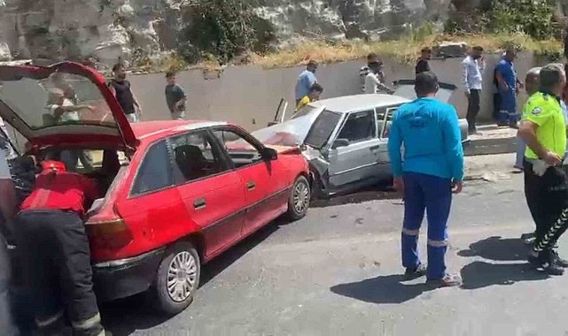 Şanlıurfa'da iki otomobil kafa kafaya çarpıştı: 3 yaralı