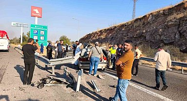 Şanlıurfa'da otomobil bariyerlere çarptı: 1 ölü, 1 yaralı