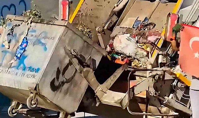 Şanlıurfa'da temizlik personelinin bayrak hassasiyeti takdir topladı