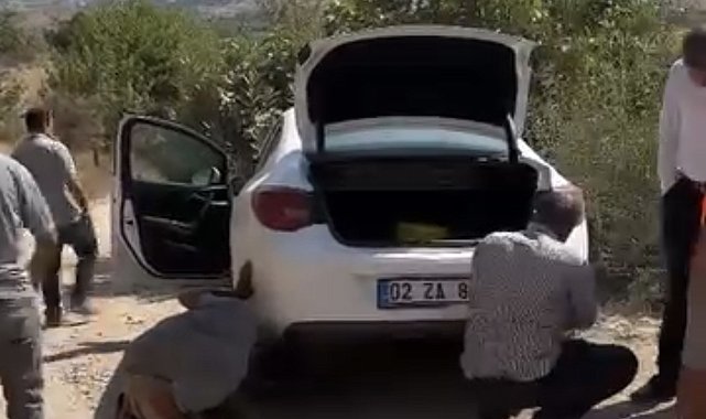 Şarampole giren otomobil halatla kurtarıldı