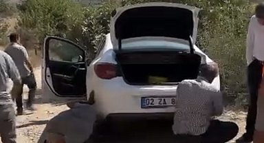 Şarampole giren otomobil halatla kurtarıldı