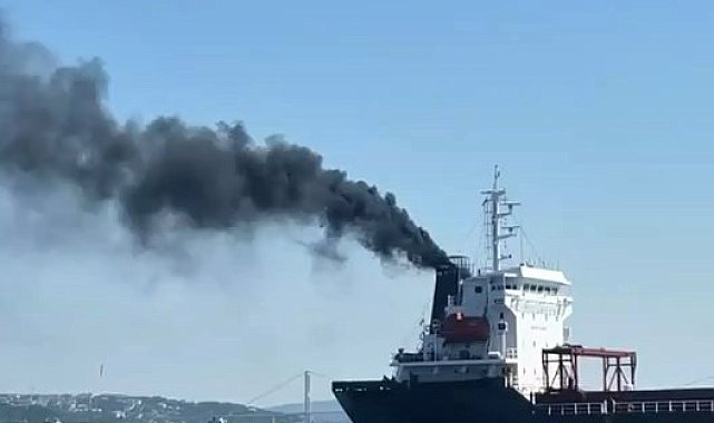 Sarayburnu açıklarında gemi bacasından yükselen dumanlar merak uyandırdı