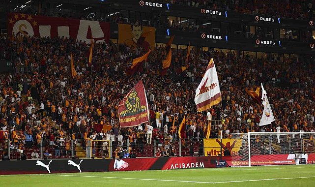 Sarı-kırmızılı taraftarlar, 'Yönetim istifa' tezahüratı yaptı