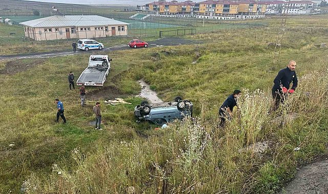 Sarıkamış'ta yağış kazaya neden oldu: Hafif ticari araç şarampole devrildi, 2 yaralı