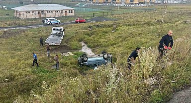 Sarıkamış'ta yağış kazaya neden oldu: Hafif ticari araç şarampole devrildi, 2 yaralı