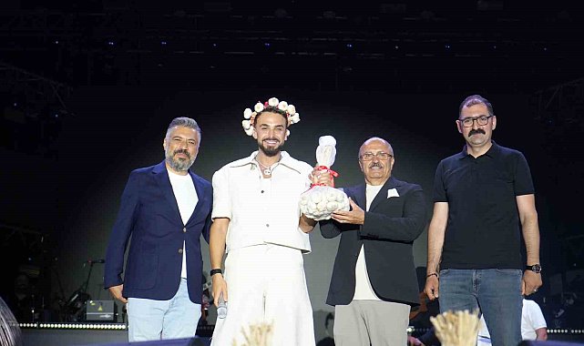Sarımsak festivalinde sahne alan Sefo, binlerce vatandaşa unutulmaz bir gece yaşattı