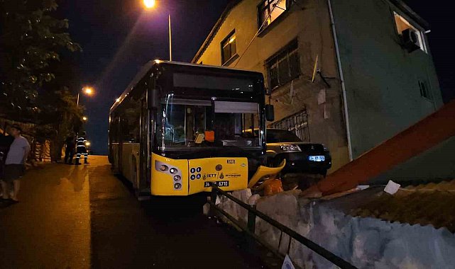 Sarıyer'de İETT otobüsü bariyerlere çarptı: Evlere metreler kala durdu
