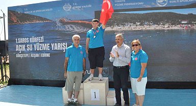 Saros Körfezi'nde Zafer Bayramı'na özel yüzme yarışmasında 200'ü aşkın sporcu kulaç attı
