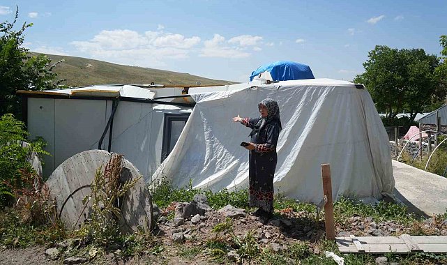 Satın aldıkları prefabrik evin önce çatısı damlattı, sonra tamamen çöktü