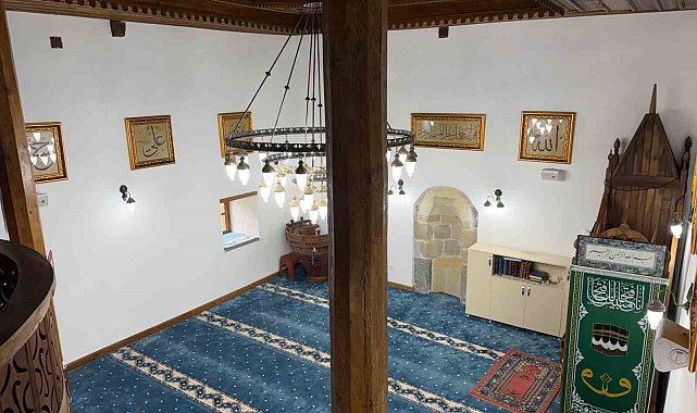 Şavşat'ta tarihi cami Osmanlı tarzı hatlarla bezendi