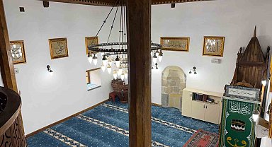 Şavşat'ta tarihi cami Osmanlı tarzı hatlarla bezendi