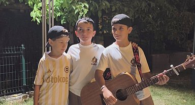 Şehir şehir gezerek sokak müziği yapan minik ikizlerin yeni durağı Kütahya oldu