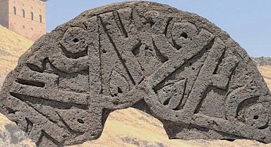 Selçuklu taşında 'Hz. Muhammed' ismi 6 kez yer aldı... Ani'de tarihi keşif!