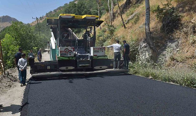 Şemdinli ve Derecik'te asfalt çalışmaları sürüyor