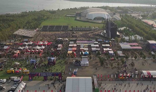 Semicenk ve Yıldız Tilbe İstanbul'da sahne aldı