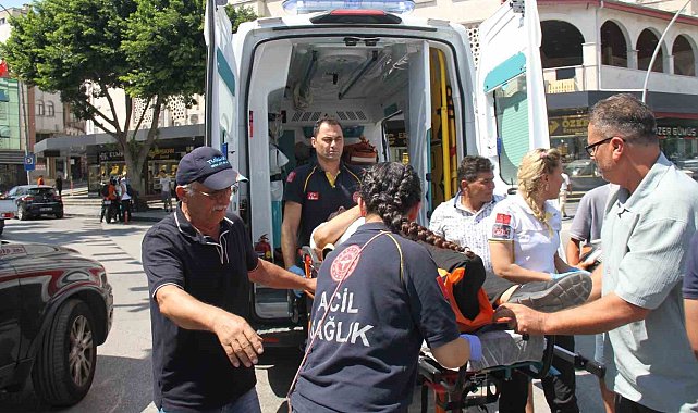 Serik'te hafif ticari araç ile motosiklet çarpıştı: 1 yaralı