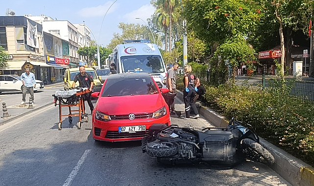 Şerit değiştiren otomobil, motosiklete arkadan çarptı