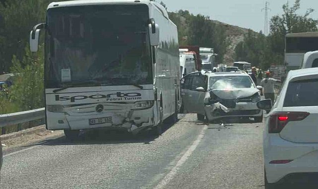 Seydikemer'de yolcu otobüsü ile ticari araç çarpıştı: 5 yaralı