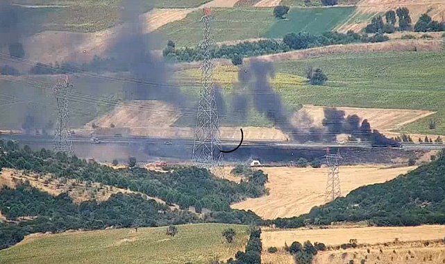 Seyir halindeki araç alev aldı, yangın otluk alana sıçradı