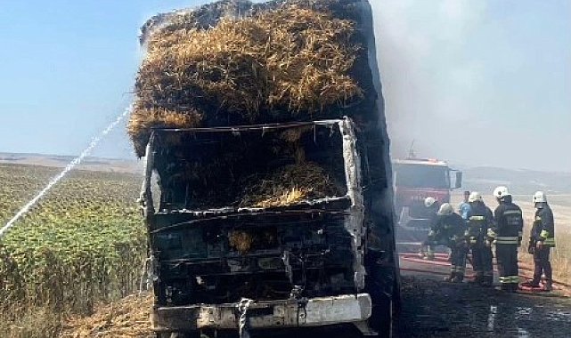 Seyir halindeki balya yüklü kamyon alev alev yandı
